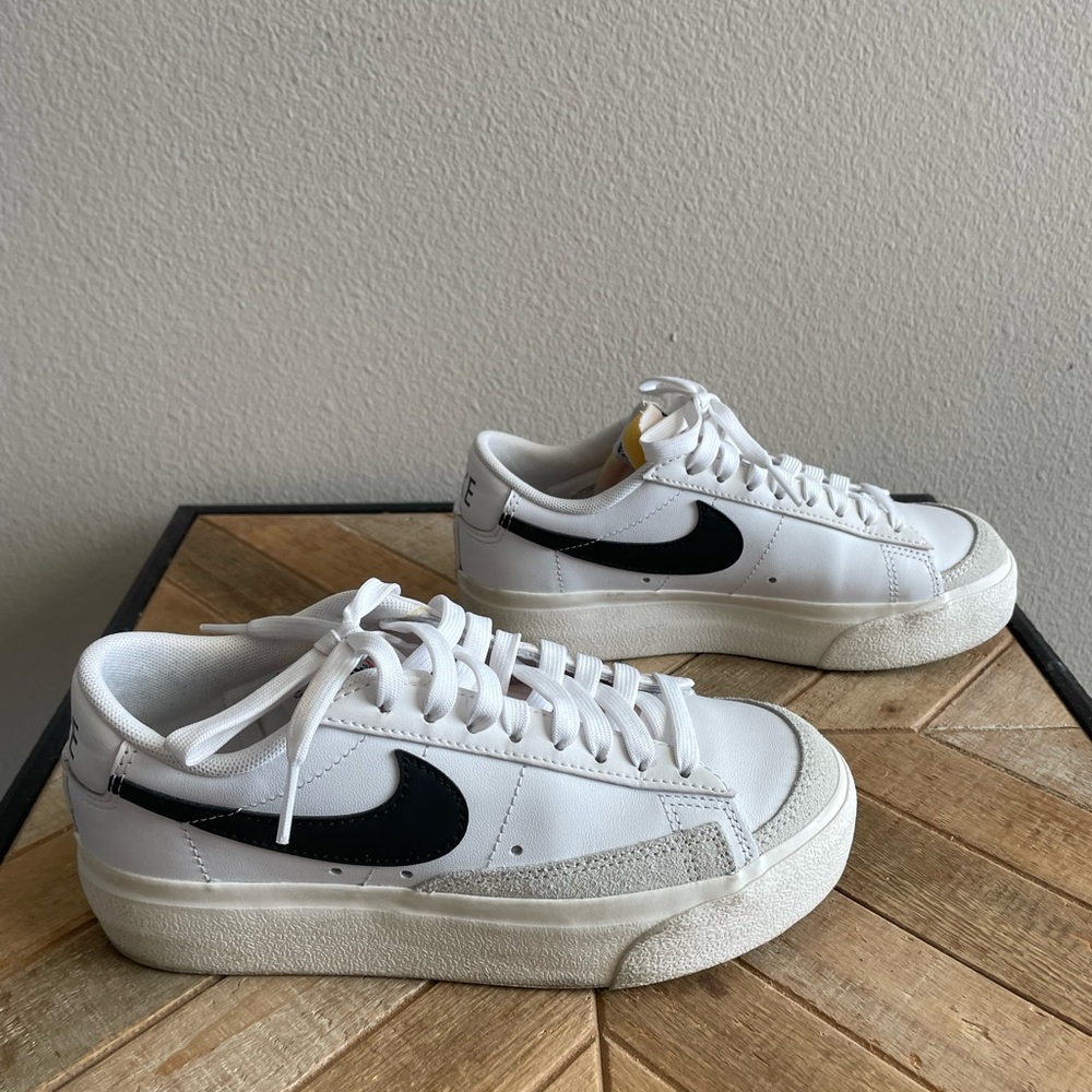 Nike White and Black Sneakers
